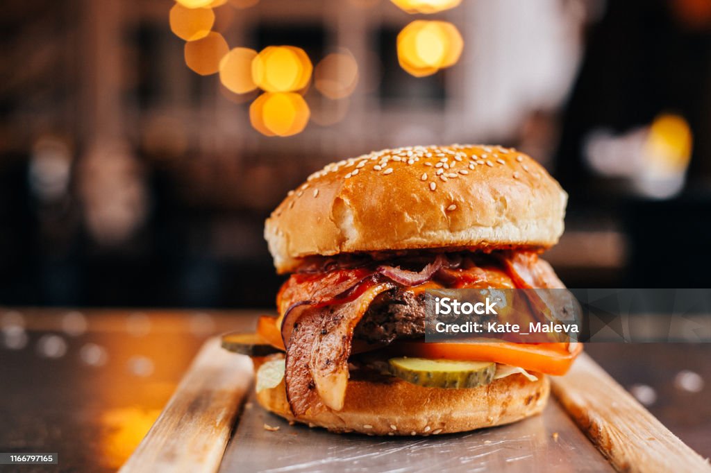 Hamburguer com carne e bacon - Foto de stock de Hamburguer royalty-free