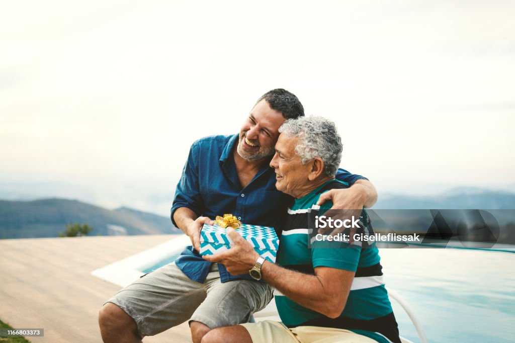 Son giving a gift for his father on father's day. - Royalty-free Dia do Pai Foto de stock