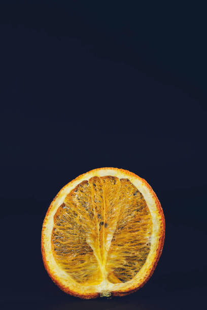 fette secche di agrumi su sfondo nero. spazio per il testo. - citrus fruit frame portion isolated foto e immagini stock