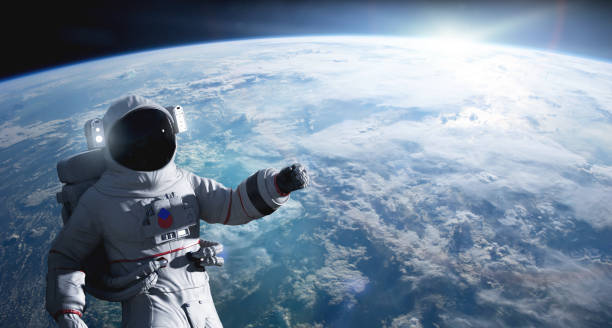 astronauta conduciendo una caminata espacial en la órbita terrestre. - astronaut space zero gravity spacewalk fotografías e imágenes de stock