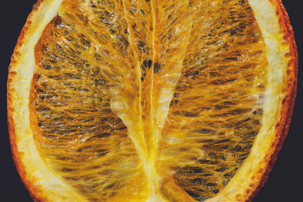 сухие �кусочки цитрусовых на черном фоне. пространство для текста. - citrus fruit frame portion isolated стоковые фото и изображения