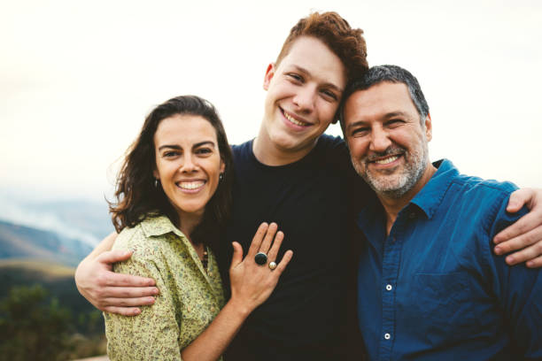 famiglia insieme all'aperto sorridente e divertirsi - family portrait foto e immagini stock