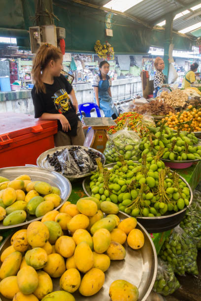 obststand auf dem khong toei nassmarkt in bangkok, thailand - khlong toei stock-fotos und bilder