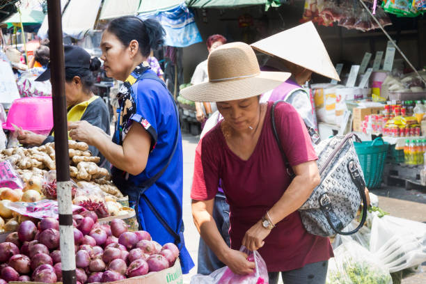 frauen beim gemüsekauf auf dem nassmarkt khlong toei in bangkok, thailand - khlong toei stock-fotos und bilder