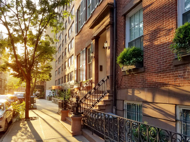 stare budynki brownstone wzdłuż cichej ulicy sąsiedztwa w nowym jorku - brooklyn brownstone street city zdjęcia i obrazy z banku zdjęć