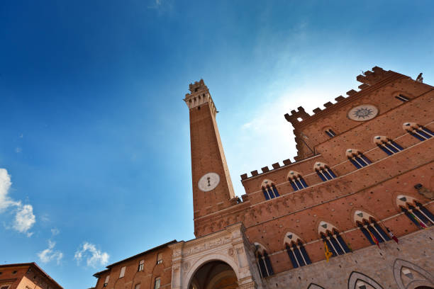 a skyline de siena, toscânia, com sua torre del mangia e a praça da cidade de piazza del campo - italy panoramic town square skyline - fotografias e filmes do acervo