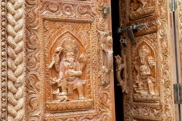 tempio nepalese kathmandu di changu narayan, vista di un'antica porta di legno scolpita con immagini sacre - changu narayan temple foto e immagini stock