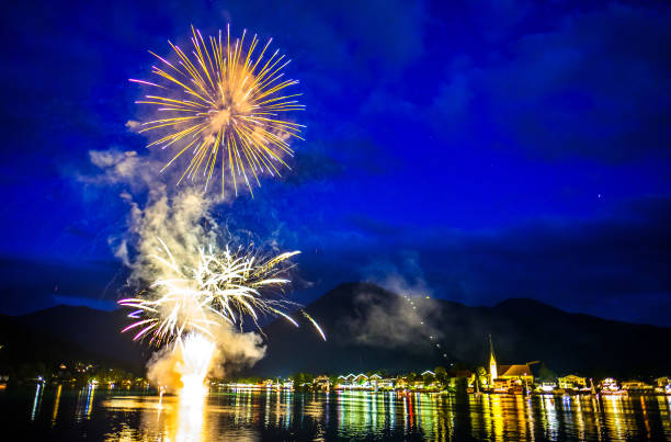 fuochi d'artificio al lago tegernsee - lake tegernsee foto e immagini stock