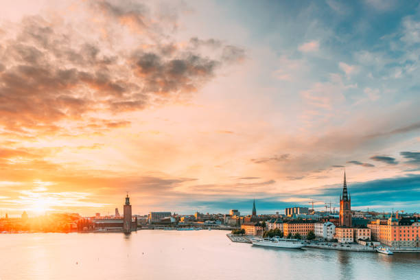 stoccolma, svezia. vista panoramica famosa dell'argine nel centro storico di stoccolma in estate. gamla stan la sera d'estate. famoso luogo panoramico di destinazione popolare e patrimonio mondiale dell'unesco - stockholm built structure house sweden foto e immagini stock