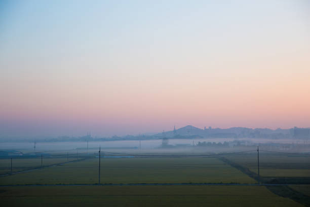 韓国の田舎の日の出風景。 - 13573 ストックフォトと画像