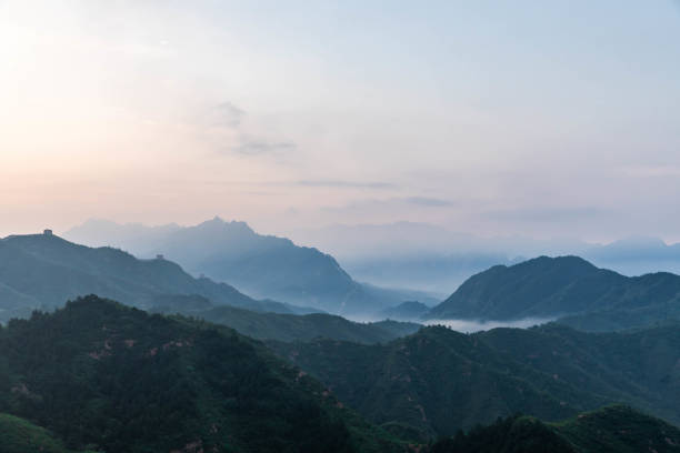 wolken- und berglandschaft - hill dusk sunset heat haze stock-fotos und bilder