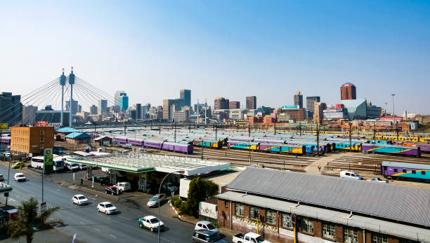 ブラウンフォンテインヨハネスブルグcbdのネルソンマンデラ橋と旅客鉄道線の高角図 - nelson mandela bridge cityscape bridge south africa ストックフォトと画像