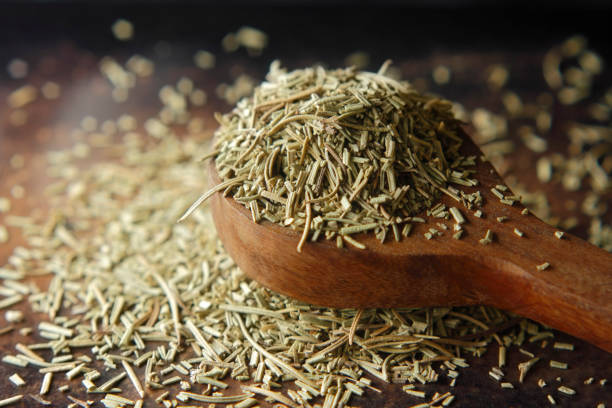 trockene rosmarin gewürz auf dunkel. makro mit geringer schärfentiefe. - rosemary stock-fotos und bilder