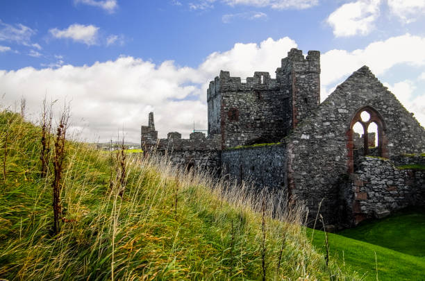 castello di peel nella città di peel nell'isola di man - island isle of man peel castle foto e immagini stock