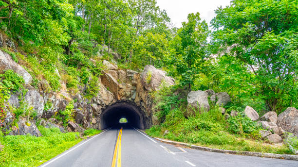 tunnel attraverso le rocce lungo lo skyline guidano il parco nazionale. - shenandoah river valley foto e immagini stock