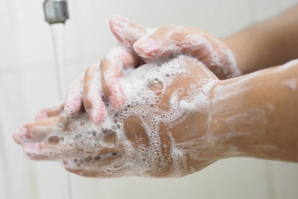 крупным планом медицинского персонала мыть руки. гигиена рук. - up yours стоковые фото и изображения