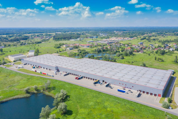 vista aerea del centro di distribuzione, fotografia drone della zona logistica industriale - industrial district foto e immagini stock