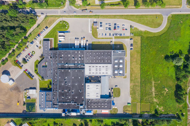 vista aérea del centro de distribución, fotografía de drones de la zona logística industrial. - copy space road sign sky above fotografías e imágenes de stock