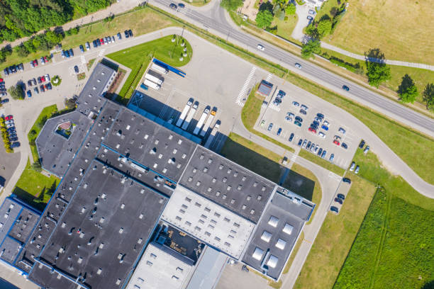 vista aérea del centro de distribución, fotografía de drones de la zona logística industrial. - copy space road sign sky above fotografías e imágenes de stock