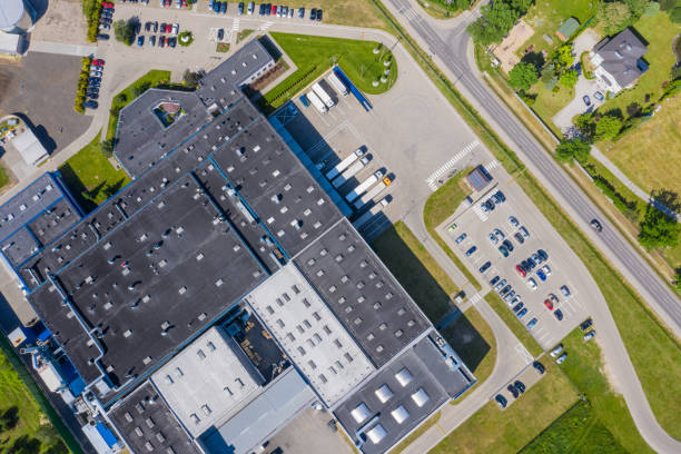 vista aérea del centro de distribución, fotografía de drones de la zona logística industrial. - copy space road sign sky above fotografías e imágenes de stock