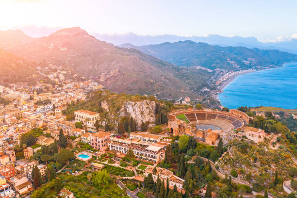 โรงละคร taormina อัฒจันทร์สนามกีฬาเป็นเมืองบนเกาะซิซิลีอิตาลี มุมมองทางอากาศจากด้านบนในยามอา� - taormina ภาพสต็อก ภาพถ่ายและรูปภาพปลอดค่าลิขสิทธิ์