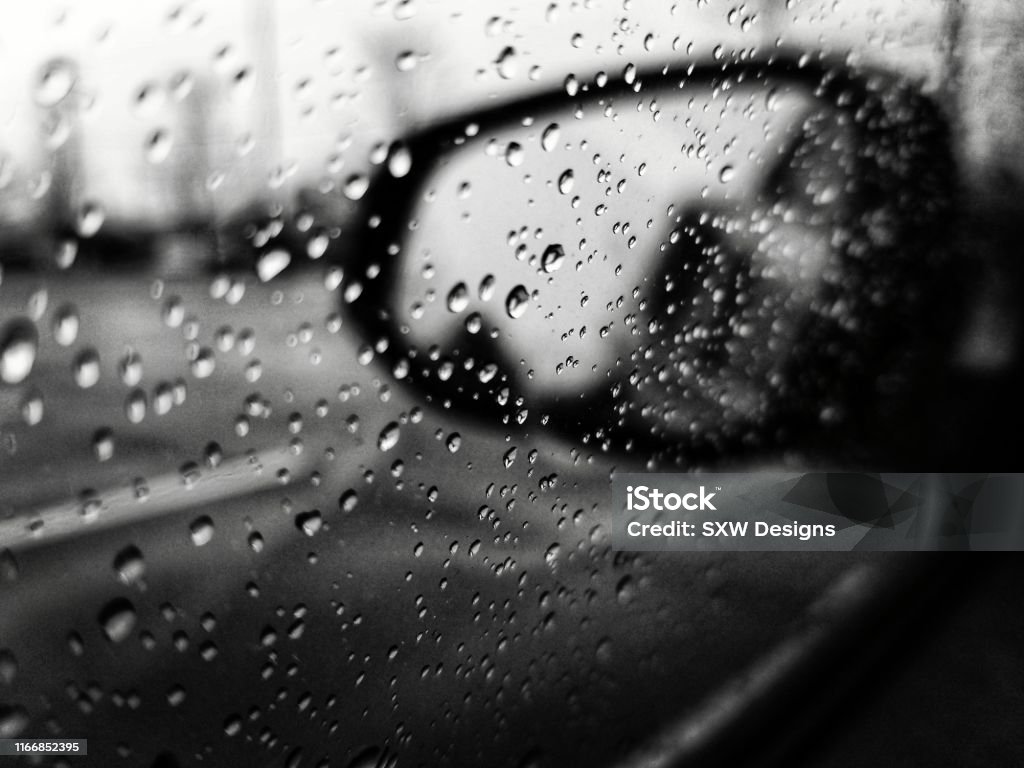 Auto Seitenspiegel Regenblick In Schwarz Weiß Stockfoto und mehr