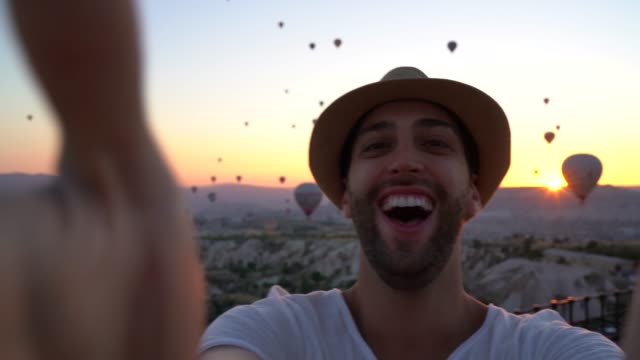 Turis pria mengambil selfie di Cappadocia, Turki