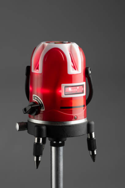 outil de niveau laser rouge sur le fond gris - laser work tool projection red photos et images de collection