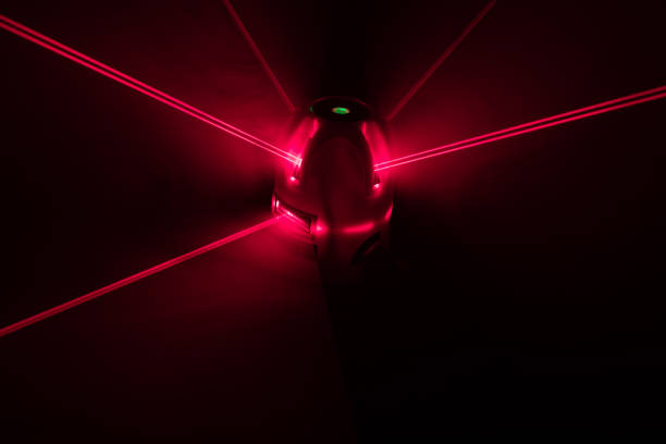 rayons de lumière rouge d'outil de niveau laser - laser work tool projection red photos et images de collection