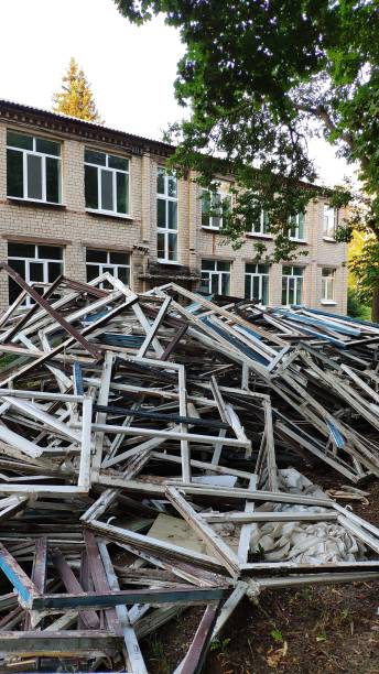 修理中の建物の背景にプラスチック製の窓に置き換えられた古い木製の窓の大きな山を持つ写真,選択的な焦点 - built exterior ストックフォトと画像