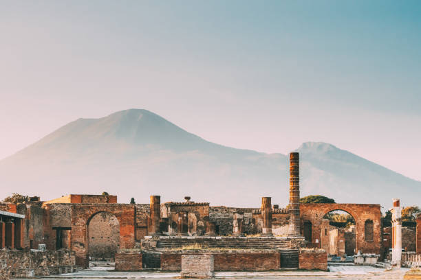 pompeya, italia. templo de júpiter o capitolio o templo de la tríada capitolina en el fondo del monte vesubio - colina del capitolio fotografías e imágenes de stock