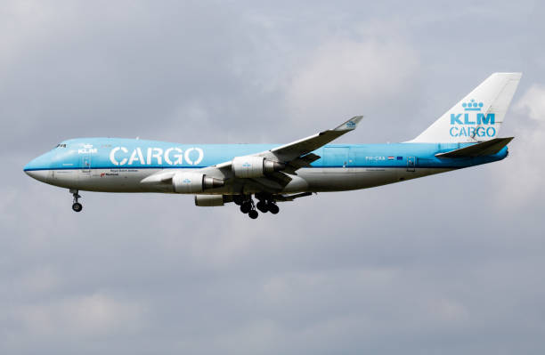 klm 화물 보잉 747-400 ph-cka 화물기가 암스테르담 스키폴 공항에 도착하고 착륙합니다. - boeing boeing 747 airplane cargo container 뉴스 사진 이미지