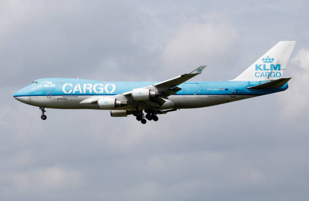 klm cargo boeing 747-400 ph-cka samolot towarowy przylatuje i ląduje na lotnisku amsterdam schipol - boeing boeing 747 airplane cargo container zdjęcia i obrazy z banku zdjęć