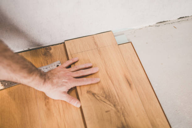 istock Fitting and cutting laminate against the wall 1166866849