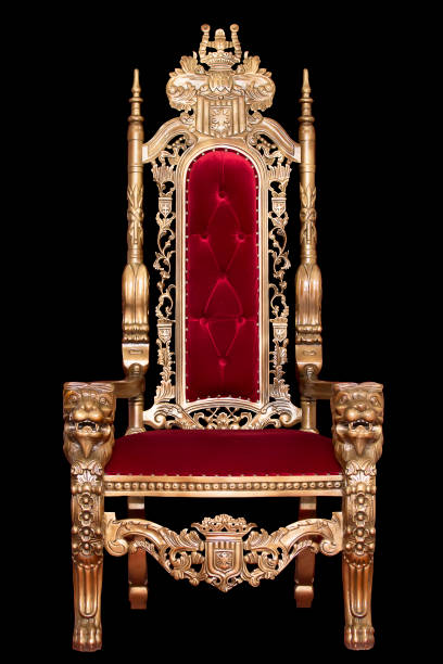chaise royale rouge d'isolement sur le fond noir. place pour le roi. trône. la chaise du tsar. - fauteuil baroque photos et images de collection