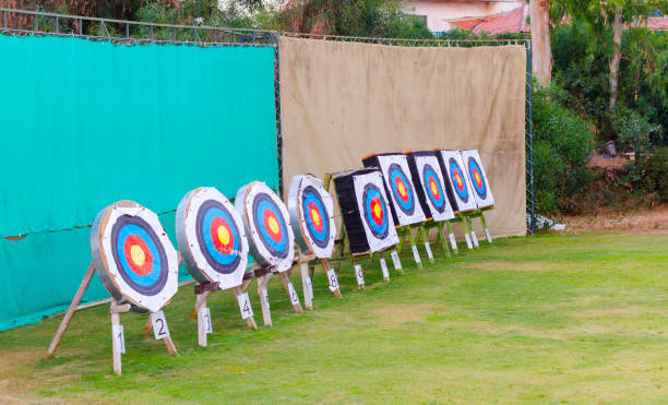 verwendete ziele für bogenschießen stehen draußen. - target sport target target shooting bulls eye stock-fotos und bilder