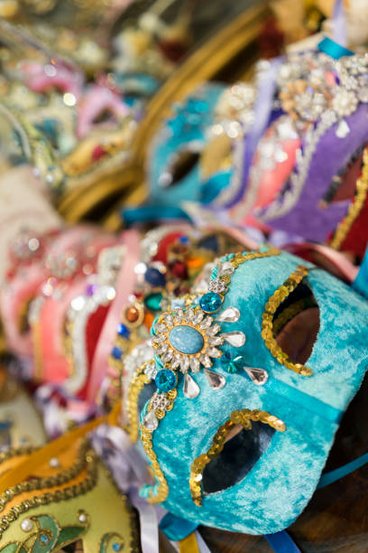 máscaras venetian coloridas, veneza, italy - mardi gras close up veneto italy - fotografias e filmes do acervo