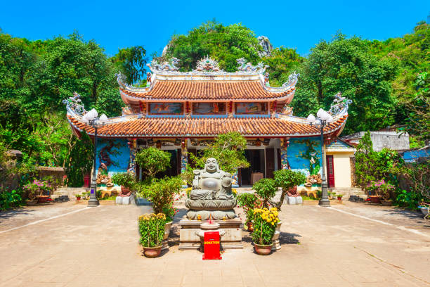 pagoda sulle montagne di marmo, danang - nuoc foto e immagini stock