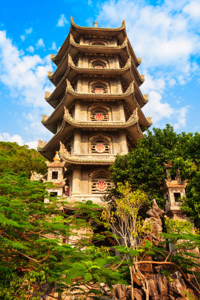 pagoda sulle montagne di marmo, danang - nuoc foto e immagini stock