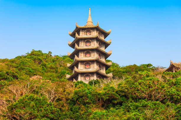 pagoda en montañas de mármol, danang - nuoc fotografías e imágenes de stock