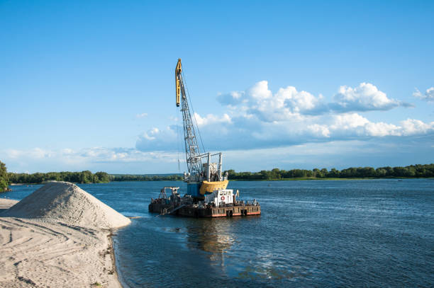 강에 드레저. 해안에 모래의 마운드. 강 바닥을 청소합니다. 보존 강 흐름. 자연, 강, 하늘, 구름. - barge canal construction engineering 뉴스 사진 이미지
