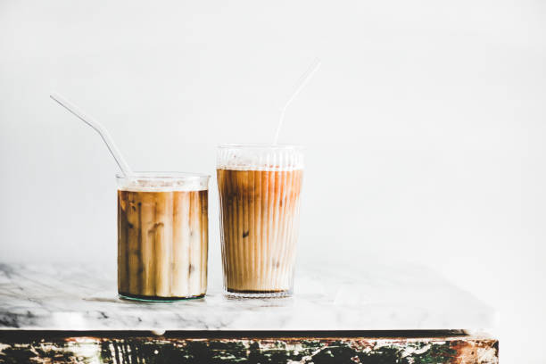 iced latte coffee in glasses with straws, whate wall background - caramel latté coffee cafe macchiato imagens e fotografias de stock