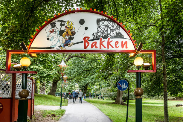 entrada a bakken al norte de copenhague, el parque de atracciones más antiguo del mundo - amusment park fotografías e imágenes de stock