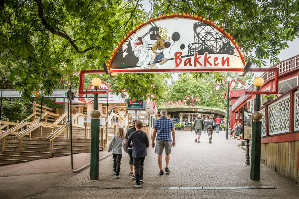 entrada a bakken al norte de copenhague, el parque de atracciones más antiguo del mundo - amusment park fotografías e imágenes de stock