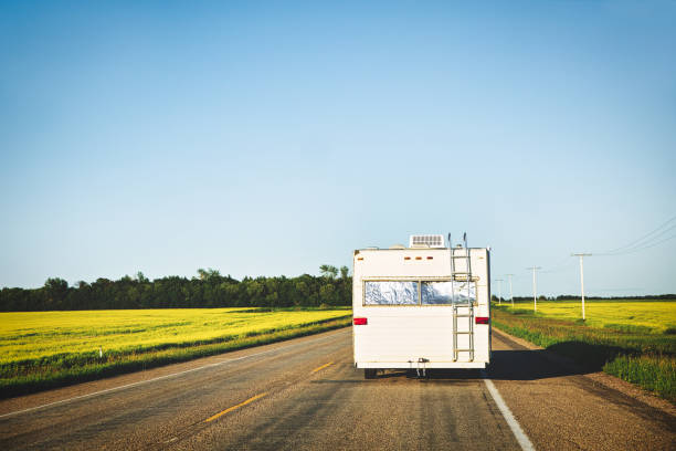 빈티지 캠핑가는 고속도로 - saskatchewan highway road trip scenics 뉴스 사진 이미지