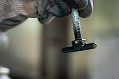 arbeiter-mit-schutzhandschuhen-die-das-metallteil-malen.jpg?b=1&s=170x170&k=20&c=f5FbxgTBWJtqC2uwtlullLLL-OirOvlAm4mf9Ml8Aw0=