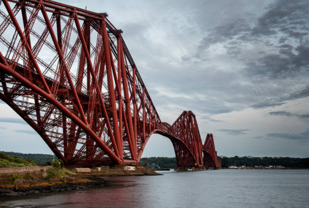 forth rail bridge, edinburgh scotland - firth of forth rail bridge bridge edinburgh europe imagens e fotografias de stock