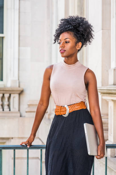молодая красивая афроамериканка, работающая в нью- - women businesswoman elegance skirt стоковые фото и изображения