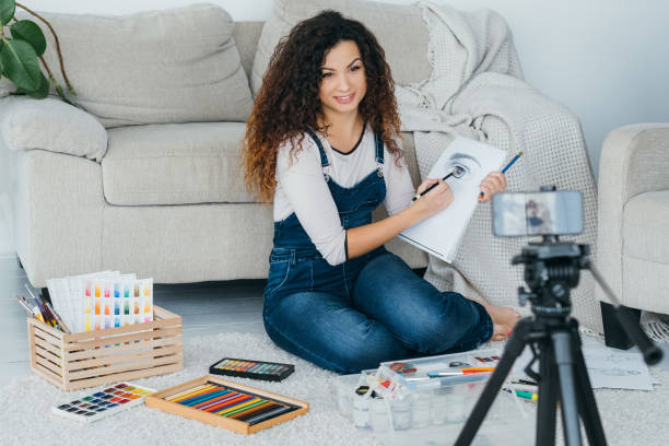 istock sketching art online class lady drawing video home 1166900520