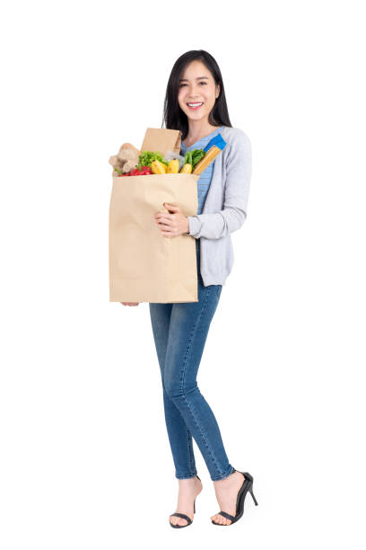 hermosa mujer asiática sosteniendo bolsa de compras de supermercado - paper bag fotos fotografías e imágenes de stock
